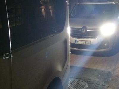 Bus marki Renault z włączonymi światłami